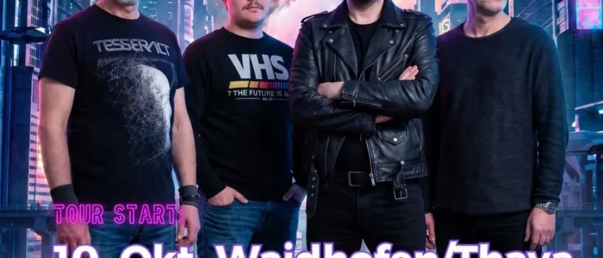 Vier Männer stehen vor einer futuristischen Stadtlandschaft, tragen Band-T-Shirts und Lederjacken. Oben steht 'Zimmermann Band'. Datum und Ort einer Veranstaltung sind unten angegeben.
