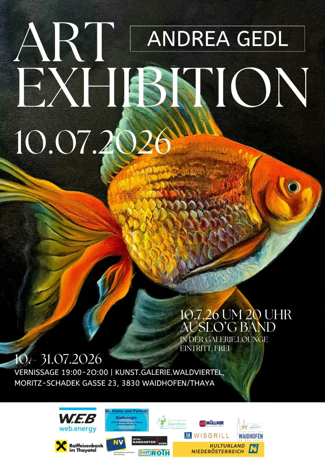 Plakat für eine Kunstausstellung mit einem goldenen Fisch. Die Ausstellung läuft vom 10. Juli bis 31. Juli 2026. Die Veranstaltung beinhaltet einen Abend mit Auslo'g Band am 10. Juli um 20:00 Uhr. Der Eintritt ist frei.