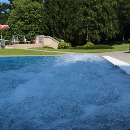 Bild enthält, Architecture, Building, Hotel, Resort, Pool, Water, Summer, Swimming Pool, Outdoors