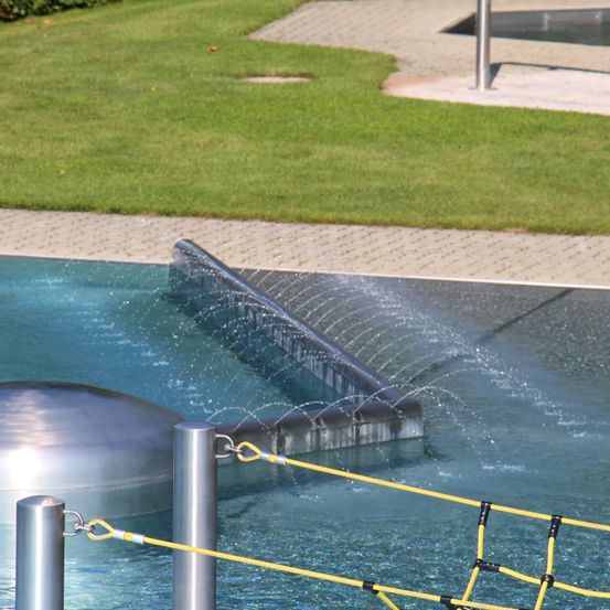 Bild enthält, Handrail, Architecture, Fountain, Water, Pool, Swimming Pool, Grass, Plant, Sphere