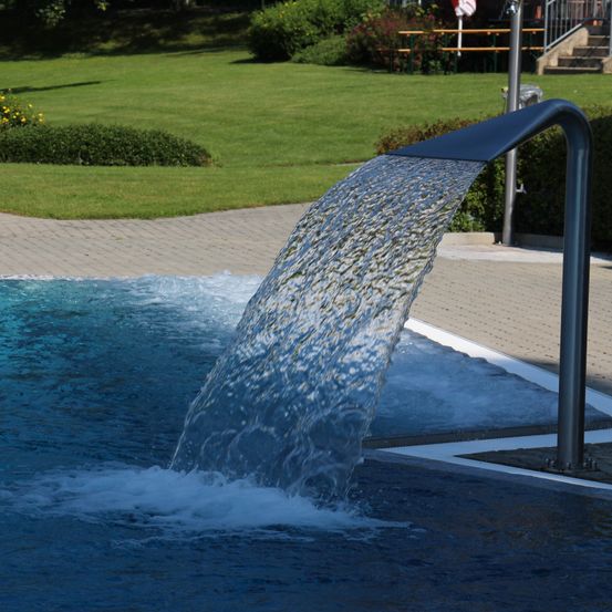 Bild enthält, Architecture, Fountain, Water, Pool, Swimming Pool