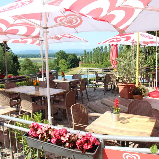 Bild enthält, Restaurant, Housing, Patio, Chair, Person, Dining Table, Table, Plant, Cafe, Cafeteria