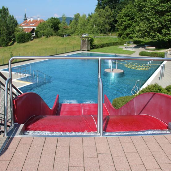 Bild enthält, Nature, Outdoors, Scenery, Handrail, Pool, Water, Hotel, Resort, Swimming Pool, Car