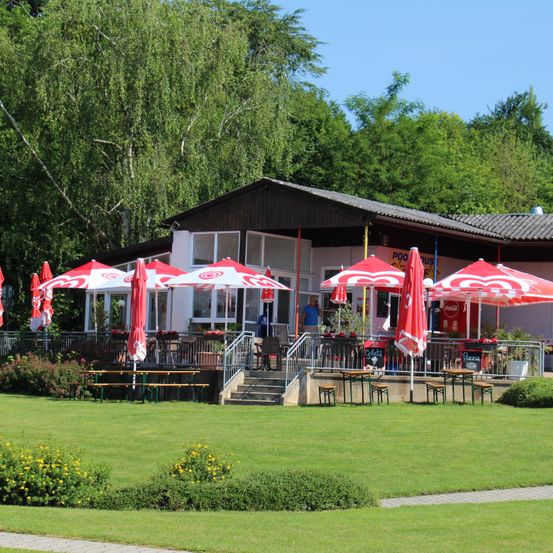 Bild enthält, Grass, Lawn, Building, Outdoors, Shelter, Person, Patio, Car, Restaurant, Canopy