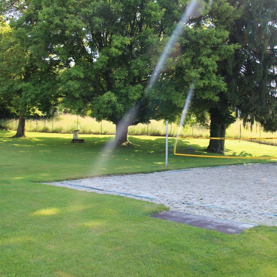 Bild enthält, Grass, Plant, Nature, Outdoors, Park, Field, Tree, Lawn, Golf Course, Garden