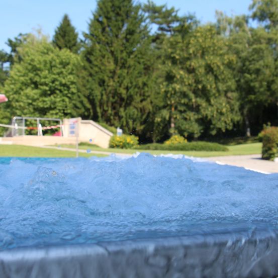 Bild enthält, Architecture, Building, Hotel, Resort, Summer, Swimming Pool, Water, Plant, Tree, Outdoors