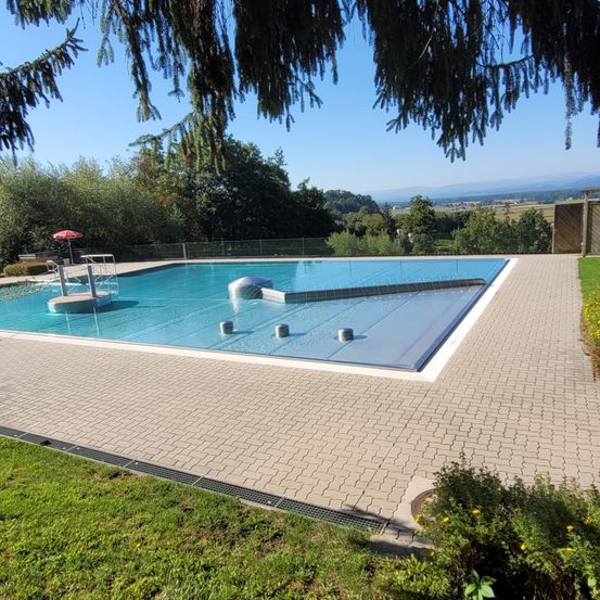 Bild enthält, Pool, Water, Hotel, Swimming Pool, Outdoors, Resort, Scenery, Tree, Garden, Villa