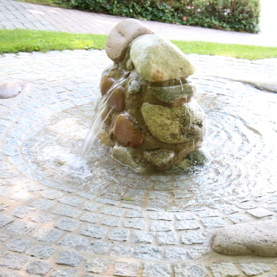 Bild enthält, Path, Architecture, Fountain, Water, Walkway, Road, Flagstone