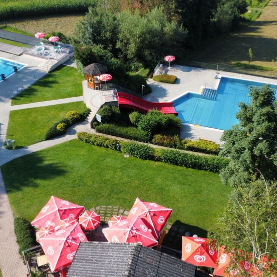 Bild enthält, Pool, Water, Swimming Pool, Outdoors, Aerial View, Person, Garden, Backyard, Yard, Grass