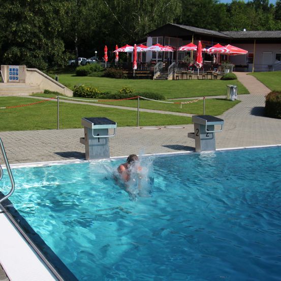 Bild enthält, Hotel, Resort, Person, Swimming, Water, Pool, Swimming Pool, Summer, Outdoors, Car