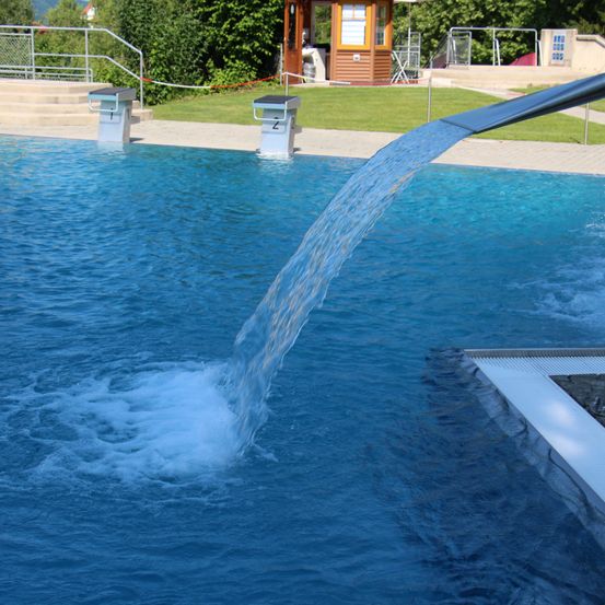 Bild enthält, Architecture, Building, Hotel, Resort, Pool, Swimming Pool, Water, Person, Handrail