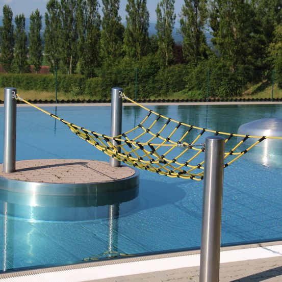 Bild enthält, Architecture, Building, Hotel, Pool, Swimming Pool, Water, Resort, Furniture, Outdoors