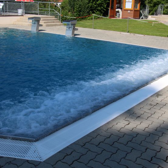 Bild enthält, Pool, Swimming Pool, Water, Hotel, Resort, Path, Walkway, Tub, Outdoors, Flagstone