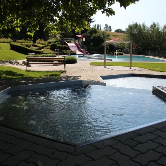 Bild enthält, Pool, Water, Hotel, Resort, Swimming Pool, Walkway, Bench, Flagstone, Outdoors, Tub