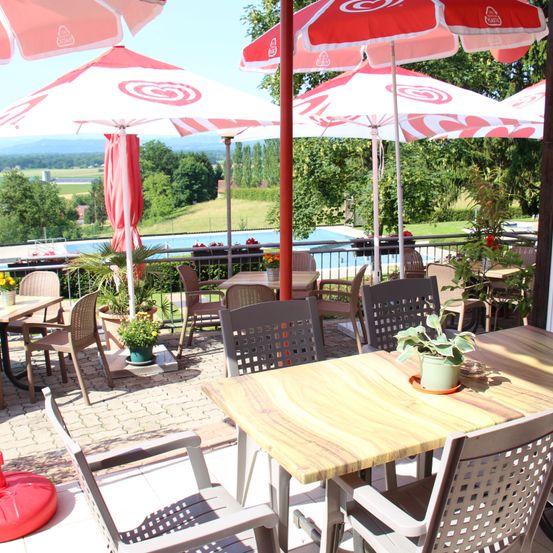 Bild enthält, Furniture, Table, Dining Table, Chair, Plant, Restaurant, Housing, Patio, Scenery, Person