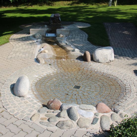 Bild enthält, Flagstone, Path, Walkway, Road, Cobblestone, Bench, Furniture, Outdoors, Floor