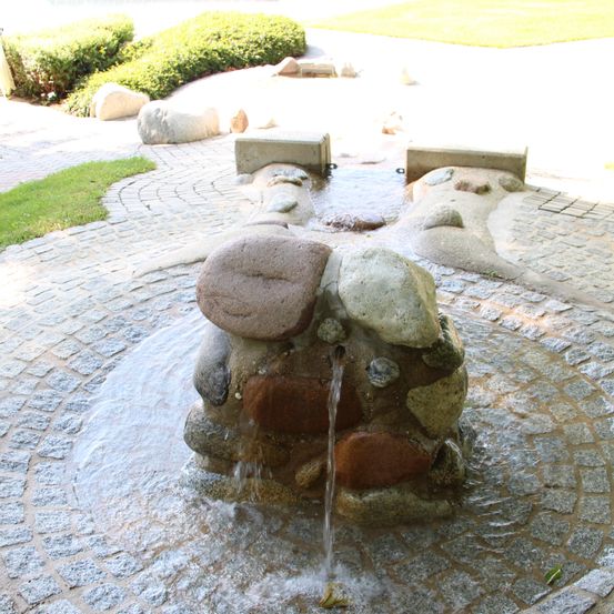 Bild enthält, Architecture, Fountain, Water, Path, Walkway, Flagstone, Burger, Food