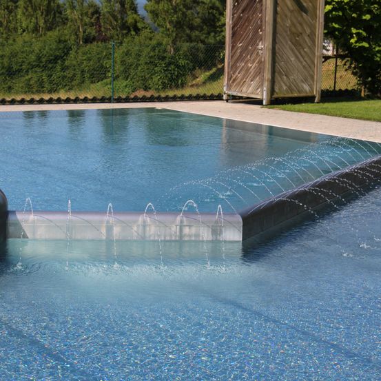 Bild enthält, Pool, Water, Swimming Pool, Outdoors, Grass, Plant, Architecture, Fountain