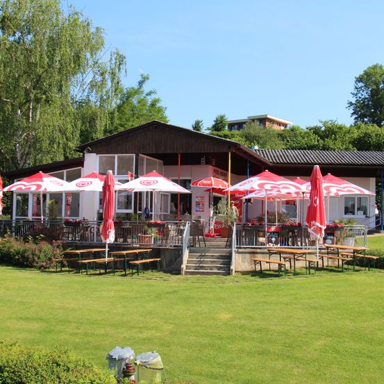 Bild enthält, Grass, Lawn, Outdoors, Shelter, Housing, House, Patio, Canopy, Nature, Restaurant