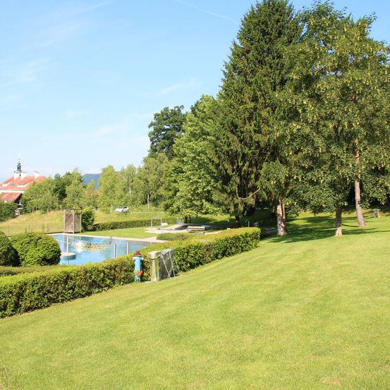 Bild enthält, Grass, Hotel, Resort, Nature, Outdoors, Scenery, Park, Lawn, Fir, Tree