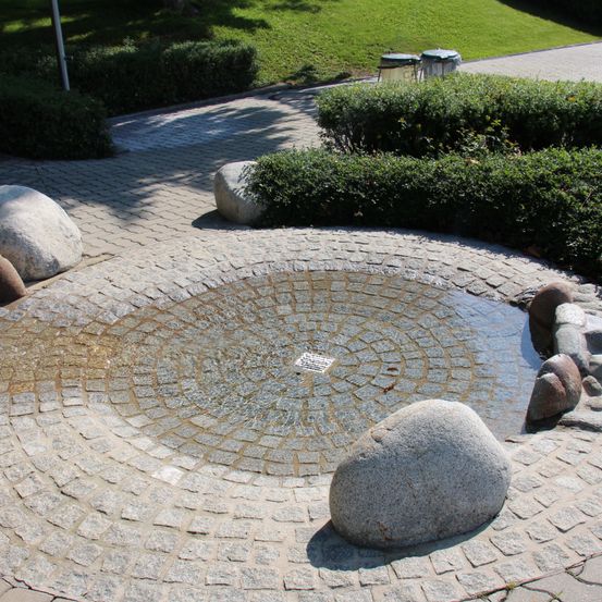 Bild enthält, Path, Walkway, Flagstone, Road, Cobblestone, Floor, Pool, Swimming Pool, Water