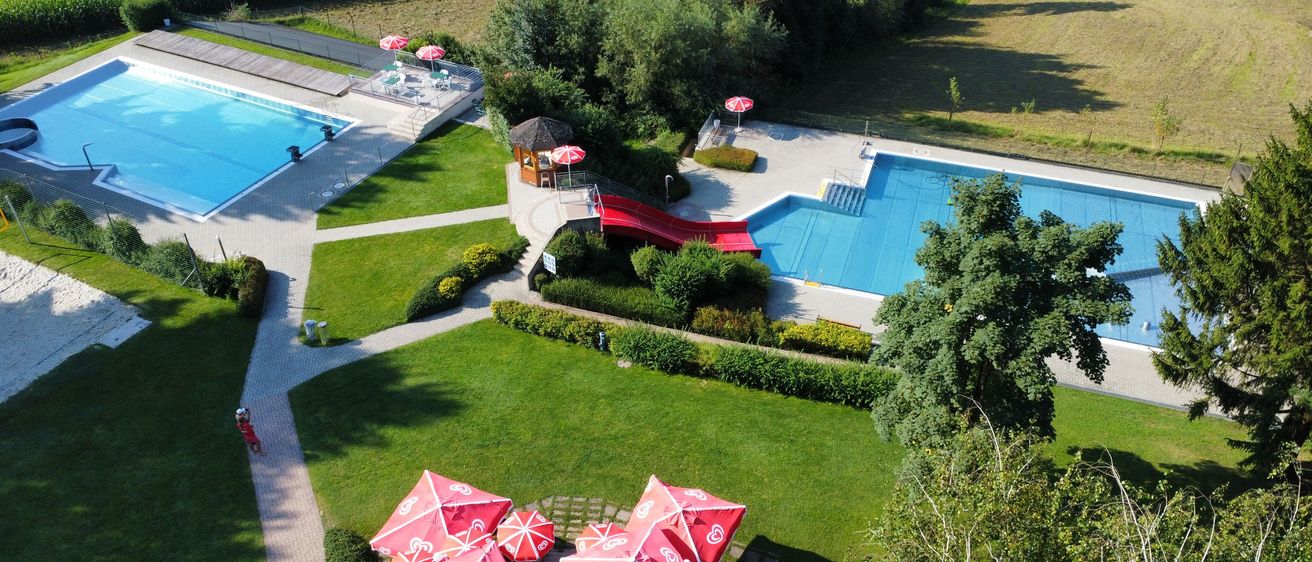Bild enthält, Pool, Water, Swimming Pool, Outdoors, Aerial View, Person, Backyard, Nature, Garden, Grass