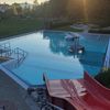 Bild enthält, Pool, Water, Swimming Pool, Outdoors, Scenery, Handrail, Hotel, Resort, Staircase, Car