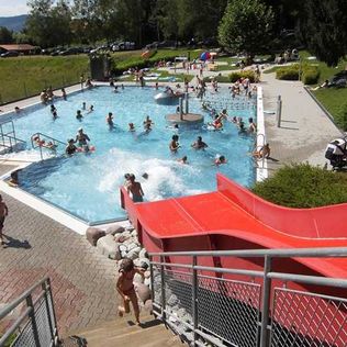 Bild enthält, Pool, Water, Swimming Pool, Person, Outdoors, Amusement Park, Water Park, Car, Helmet