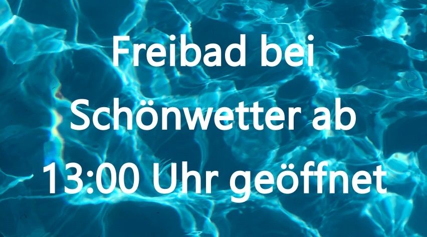 Blauer Wasserhintergrund mit Text: Freibad bei schönem Wetter ab 13:00 Uhr geöffnet.
