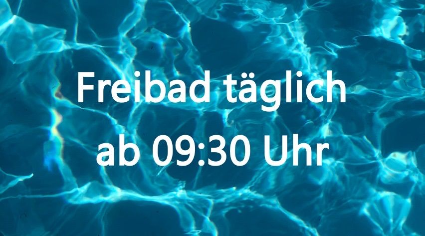 Blauer Wasserhintergrund mit weißem Text, der 'Freibad täglich ab 09:30 Uhr' lautet. Es handelt sich wahrscheinlich um einen Hinweis für ein öffentliches Schwimmbad.