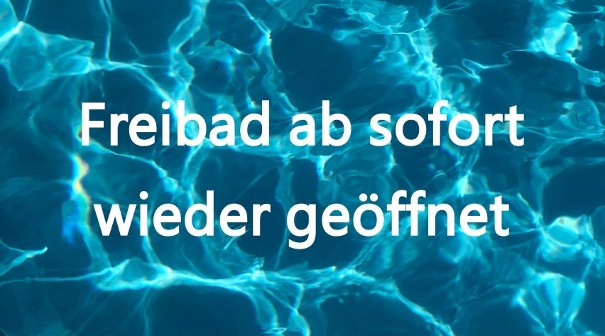 Ein Bild zeigt einen blauen Pool mit dem Text in weiß: Freibad ab sofort wieder geoffnet. Es bedeutet Öffentliches Schwimmbad sofort wieder geöffnet.