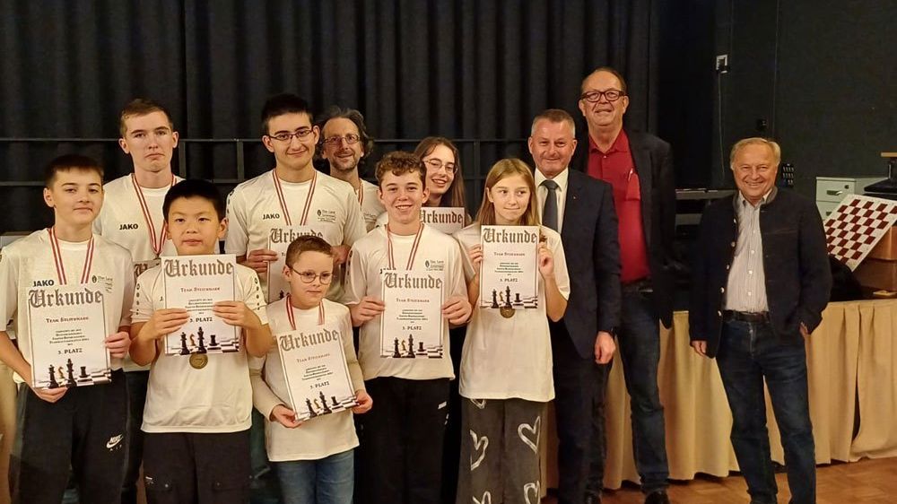 Bild enthält, People, Person, Groupshot, Adult, Male, Man, Pants, Boy, Child, Teen