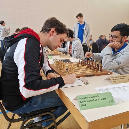 Bild enthält, Chess, Game, Boy, Male, Person, Teen, Adult, Man, Mobile Phone, Glasses