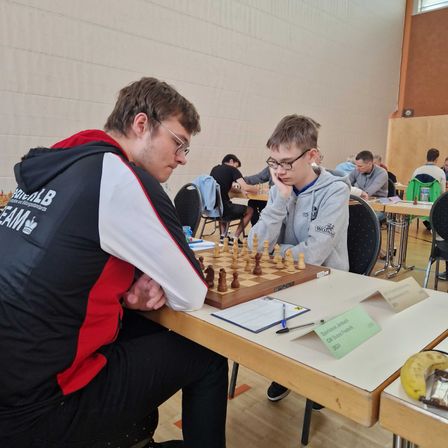 Bild enthält, Chess, Game, Pen, Accessories, Glasses, Person