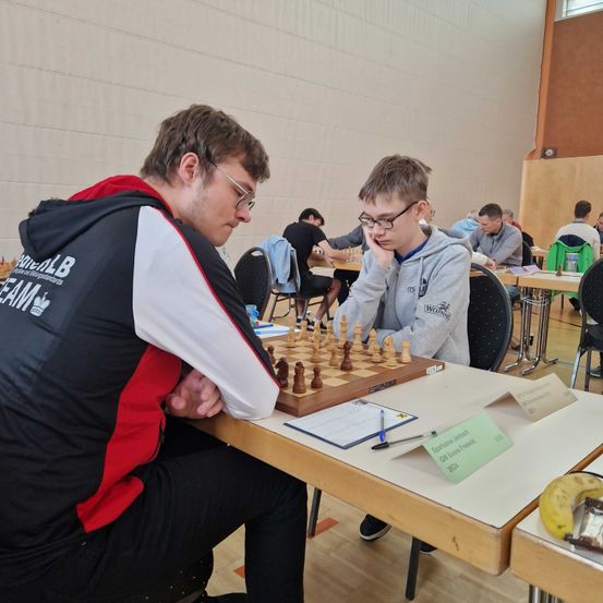 Bild enthält, Chess, Game, Pen, Accessories, Glasses, Person