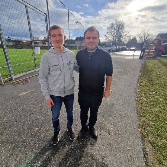 Bild enthält, Pants, Photography, Portrait, People, Grass, Coat, Path, Jacket, T-Shirt, Park