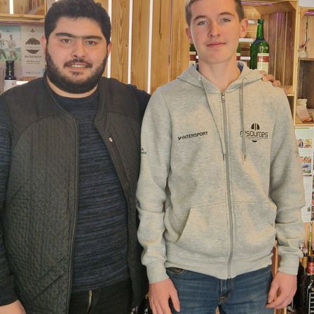 Bild enthält, Knitwear, Sweater, Pants, Long Sleeve, Jacket, Sweatshirt, Hoodie, Jeans, Man, Person