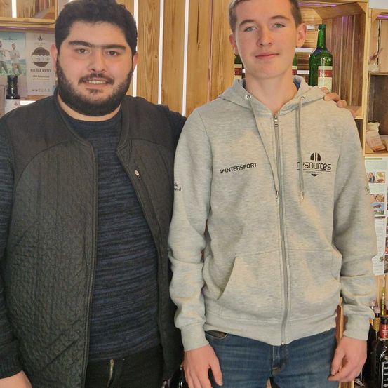 Bild enthält, Knitwear, Sweater, Pants, Long Sleeve, Jacket, Sweatshirt, Hoodie, Jeans, Man, Person