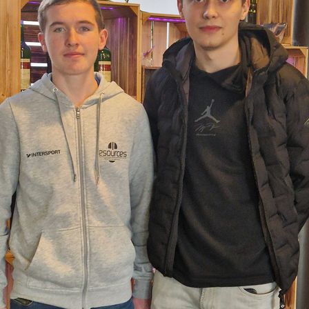 Bild enthält, Coat, Jacket, Pants, Sweater, Sweatshirt, Long Sleeve, Hoodie, Male, Man, Person