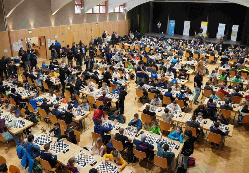 Bild enthält, People, Person, Indoors, Chess, Game, Hall, Architecture, Building, Fun, Banquet