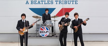 Plakat für eine Beatles-Tribute-Show mit einer Band von vier Männern, die Instrumente spielen. Die Band heißt 'HELP!'. Datum ist der 16. Mai, Beginn um 18:30 Uhr.