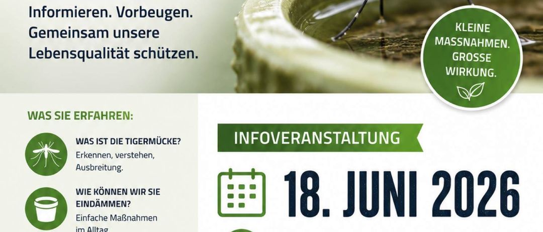 Plakat über Tigermückenbekämpfung mit einem Mückenbild und einem Mann. Veranstaltung am 18. Juni 2026 um 18:00. Ort: Aula Seierberg-Pirke. QR-Code für weitere Infos.