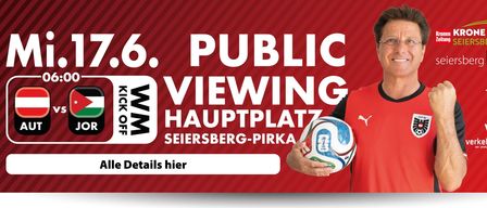 Öffentliches Viewing auf dem Hauptplatz in Seiersberg-Pirka mit einer Person, die einen Fußball hält. Roter Hintergrund.