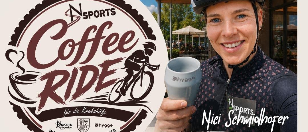 Beteiligen Sie sich am Coffee Ride am Freitag, 26. Juni, um 16:00 Uhr, veranstaltet von Sports by Nici und Hygge Cafe. Die Radfahrerin Nici hält eine Hygge-Tasse. Ort: Feldkirchner Str. 21.
