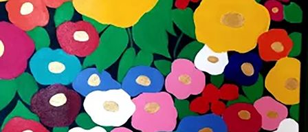 Ein lebendiges Gemälde mit einer Mischung aus Blumen in verschiedenen Farben wie Rot, Blau, Gelb und Weiß, mit grünen Blättern. Die Blumen sind so angeordnet, dass sie einem Blumenarrangement ähneln.