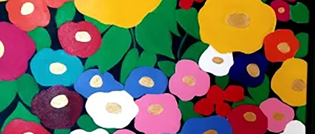Ein lebendiges Gemälde mit einer Mischung aus Blumen in verschiedenen Farben wie Rot, Blau, Gelb und Weiß, mit grünen Blättern. Die Blumen sind so angeordnet, dass sie einem Blumenarrangement ähneln.