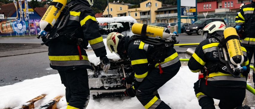 Bild enthält, Person, Helmet, Car, Transportation, Vehicle, Footwear, Shoe, Rescue, Machine, Wheel