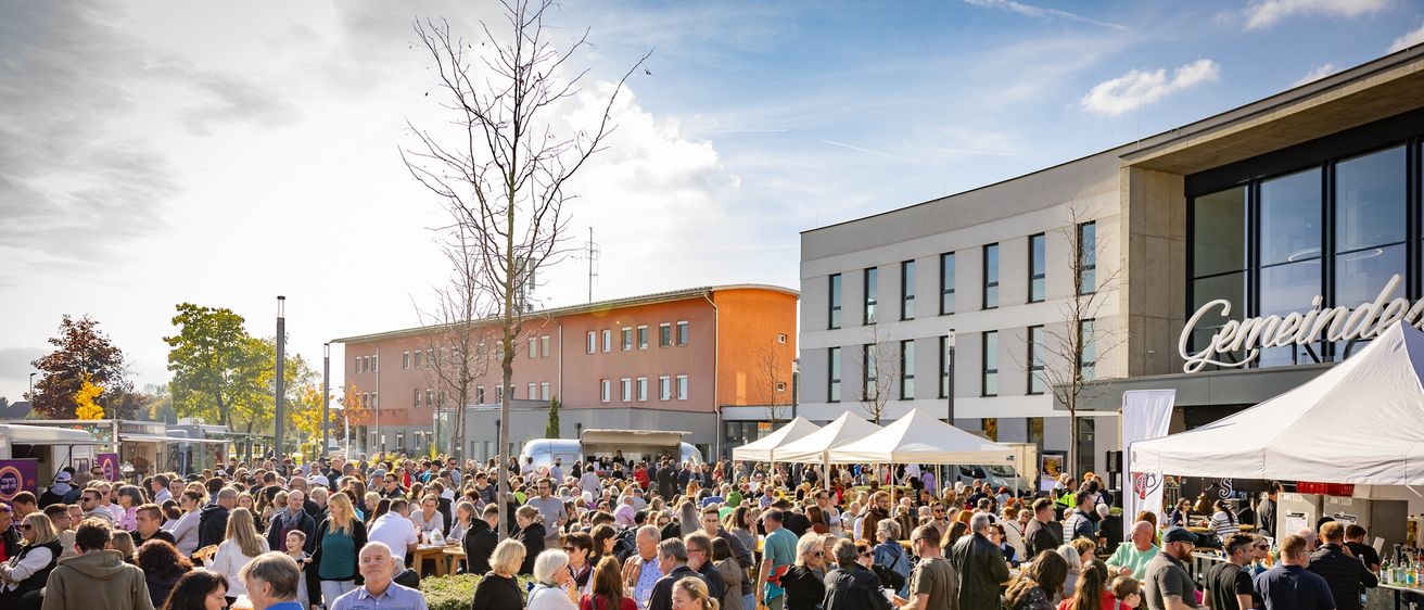 Bild enthält, People, Person, Building, Adult, Male, Man, Urban, Female, Woman, Jeans