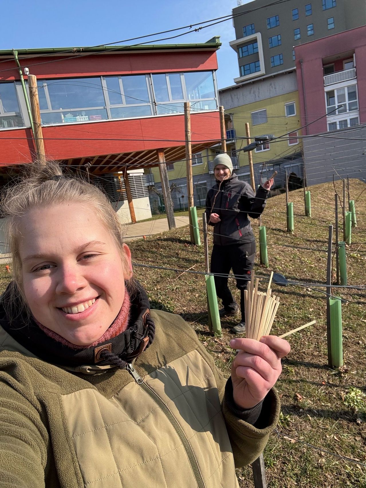 Bild enthält, Outdoors, Shelter, Photography, Portrait, Finger, Neighborhood, Urban, Jacket, Grass, City