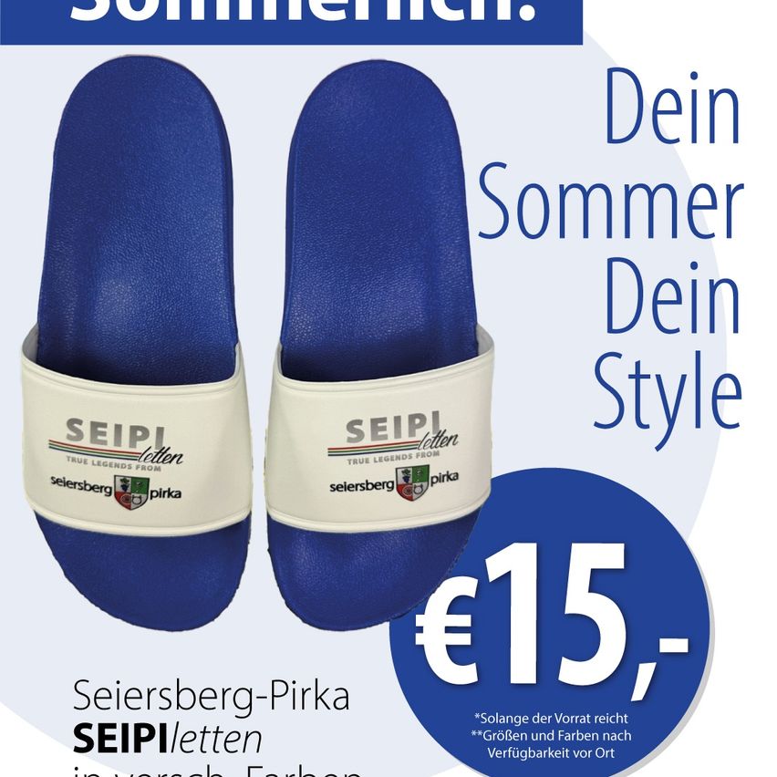 Blaue Hausschuhe mit weißen Riemen, beschriftet 'Seiersberg-Pirka SEIPI letten'. Das Bild zeigt zwei Hausschuhe, blau mit weißen Riemen. Der Text 'Dein Sommer Dein Style' und '15€' ist prominent angezeigt.